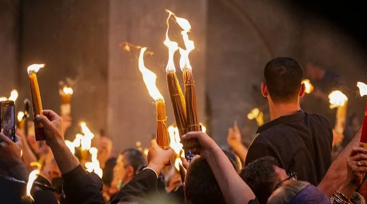 Благодатный огонь в храме Казанской иконы Божией Матери!